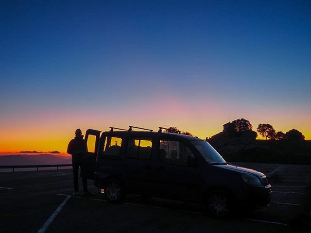 TheVanpackers's tweet photo. Una foto, tres amores: los atardeceres de otoño, la pequeña #Kaupangerlafurgo y el mejor compañero de viajes 💙
.
#thevanpackers #kaupangerthevan .
.
#vanpackers #enfurgomolamas #sunsetinthemountains #sunsetcatcher #autumnsunset #colorsinthesky #trave… https://t.co/C4APmx0YTa https://t.co/GlMaVEkZSZ