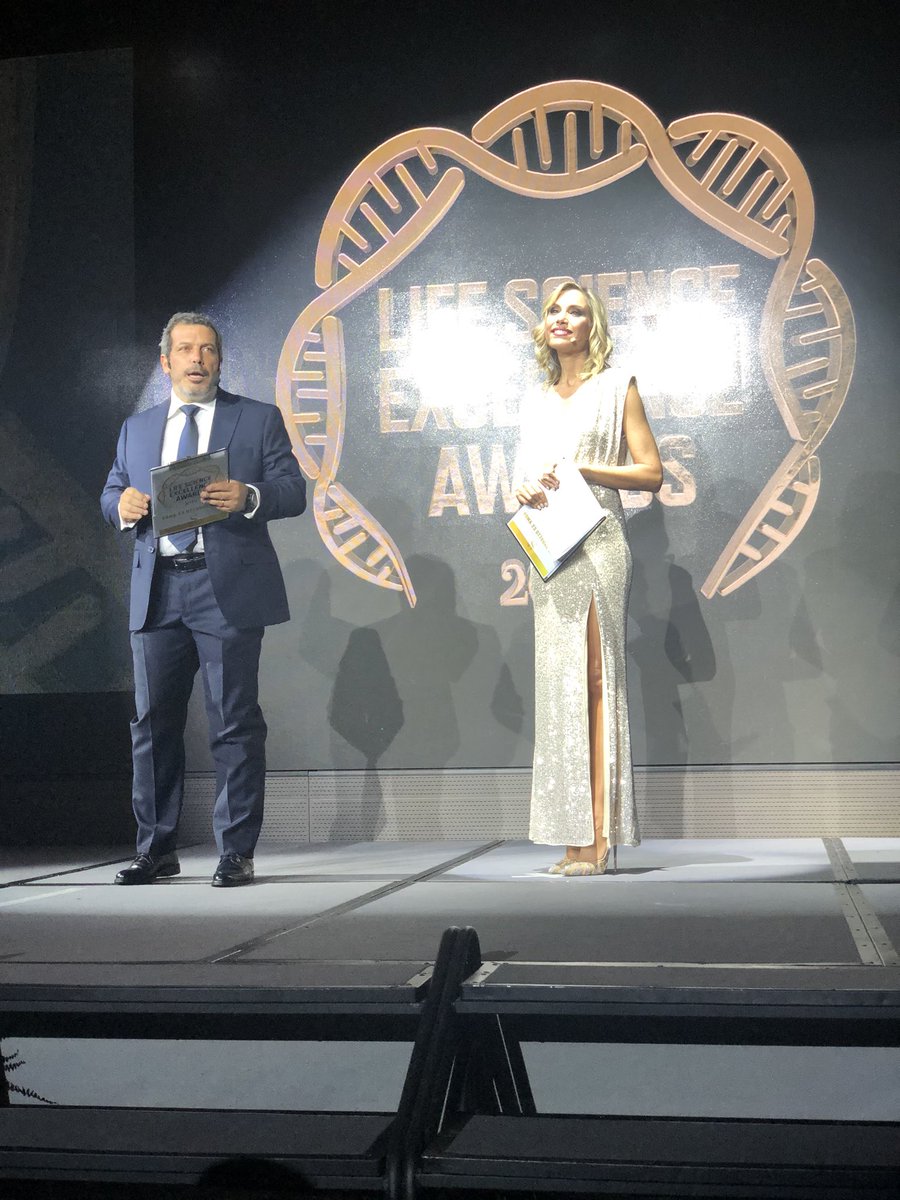 PopSci_italia's tweet photo. Iniziano le premiazioni dell'Innovation of The Year e dell'Excellence of The Year scelti dal voto online di medici e farmacisti iscritti alla community Welfarelink.
#LSEA #premiazioni #awards #innovazione #eccellenze #popsciitalia #medicina #scienza #sicseditore #qsanit https://t.co/qE4DYXiBff