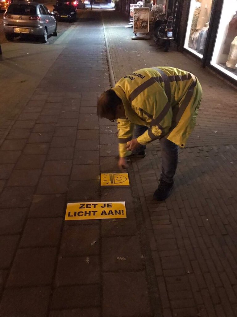 Daar waar we aan de gemeente vragen het #licht aan te doen, vragen wij het ook aan de #fietsers en #scooterrijders welk na het 'stappen' in Oud-Rijswijk huiswaarts keren dit te doen! Hierdoor keer je veilig huiswaarts 🛵
#zetjelichtaan #anwb #laatjezieninrijswijk #buurtpreventie