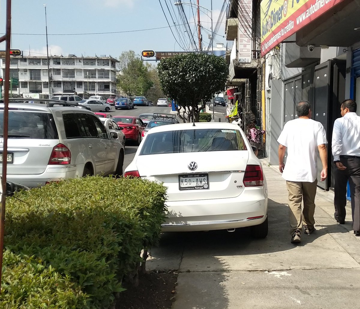 Para esto quieren el carril derecho de Mancera y Monterrey los conductores de vehículos particulares: Para estacionarlos.