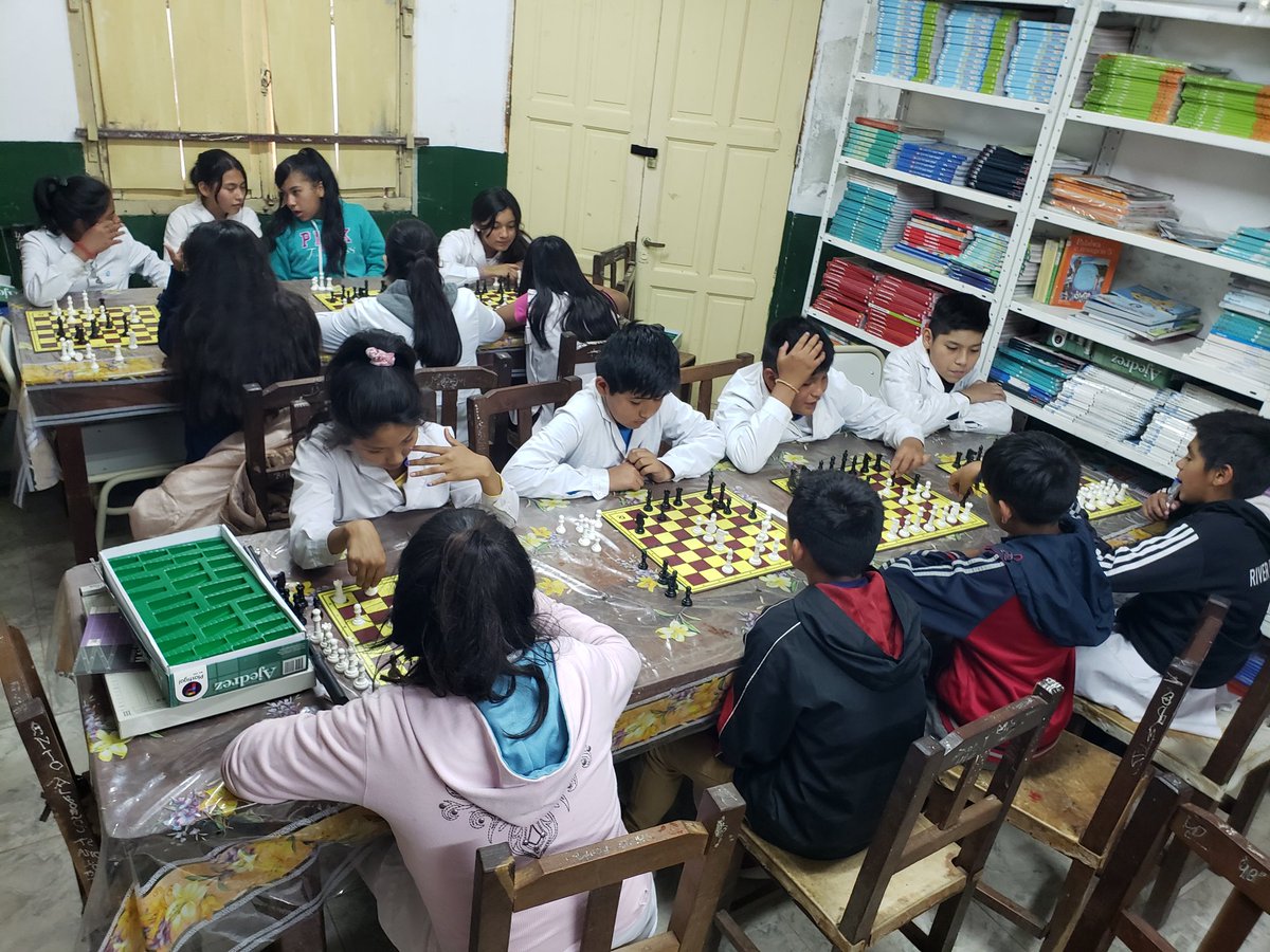 #AjedrezEducativo Niños de 7mo grado de la escuela Ejército Argentino entrenándose para su primer torneo de Ajedrez 💪 <a href="/matiaszaki16/">Ezequiel Nuñez</a> <a href="/NahirPadilla1/">Nahir Padilla</a> <a href="/sebaspalomo2016/">Sebastian Palomo</a> <a href="/fguillesaavedra/">GUILLERMO SAAVEDRA</a>