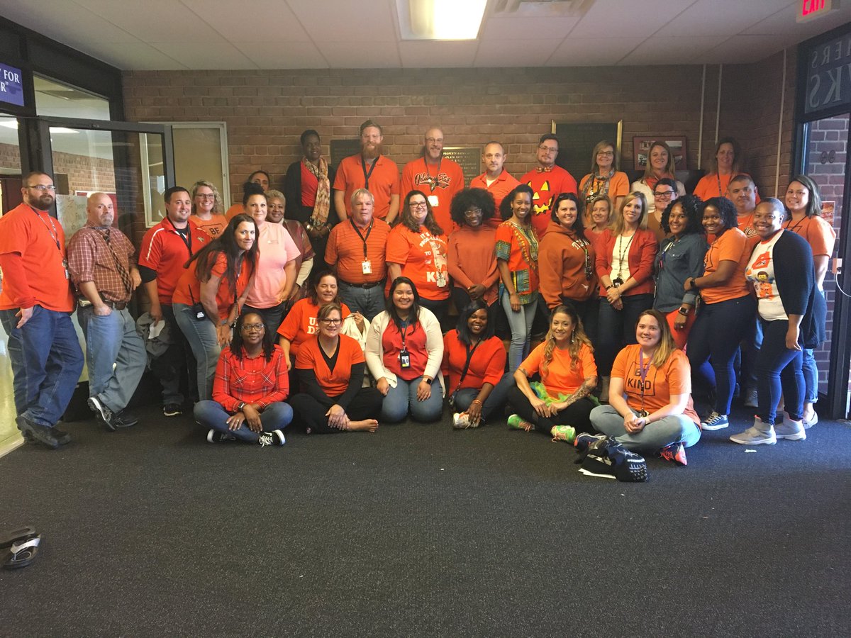 MiltonSomersMS's tweet photo. Unity Day 2019! We stand together as one team dedicated to bringing out the best in each other and our students! #SomersRiseUp #Unity #AlwaysOneTeam! https://t.co/zf0mf7traW