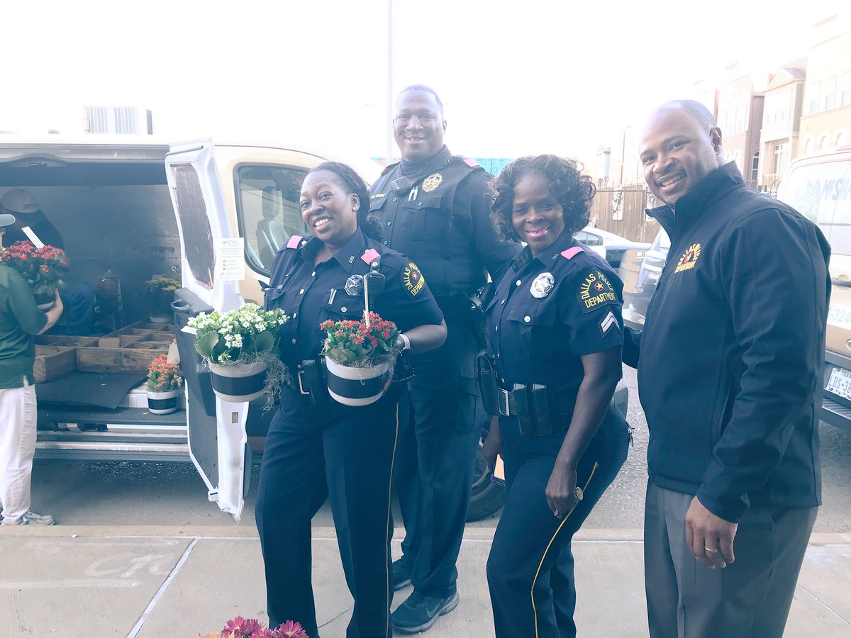 UReneeHall's tweet photo. @McShanFlorist has invited us to participate with them, by sharing flowers, on this national day of kindness, known as “Petal it Forward”. Be kind, it’s contagious. #PowerOfTheFlower @DallasPD @DPDCA @DPDVolunteers @DPDUnidos @DPDSWNPO @DPDSCNPO @DPDNWNPO @DPDCentralNPO https://t.co/g6Ex4W6cIX