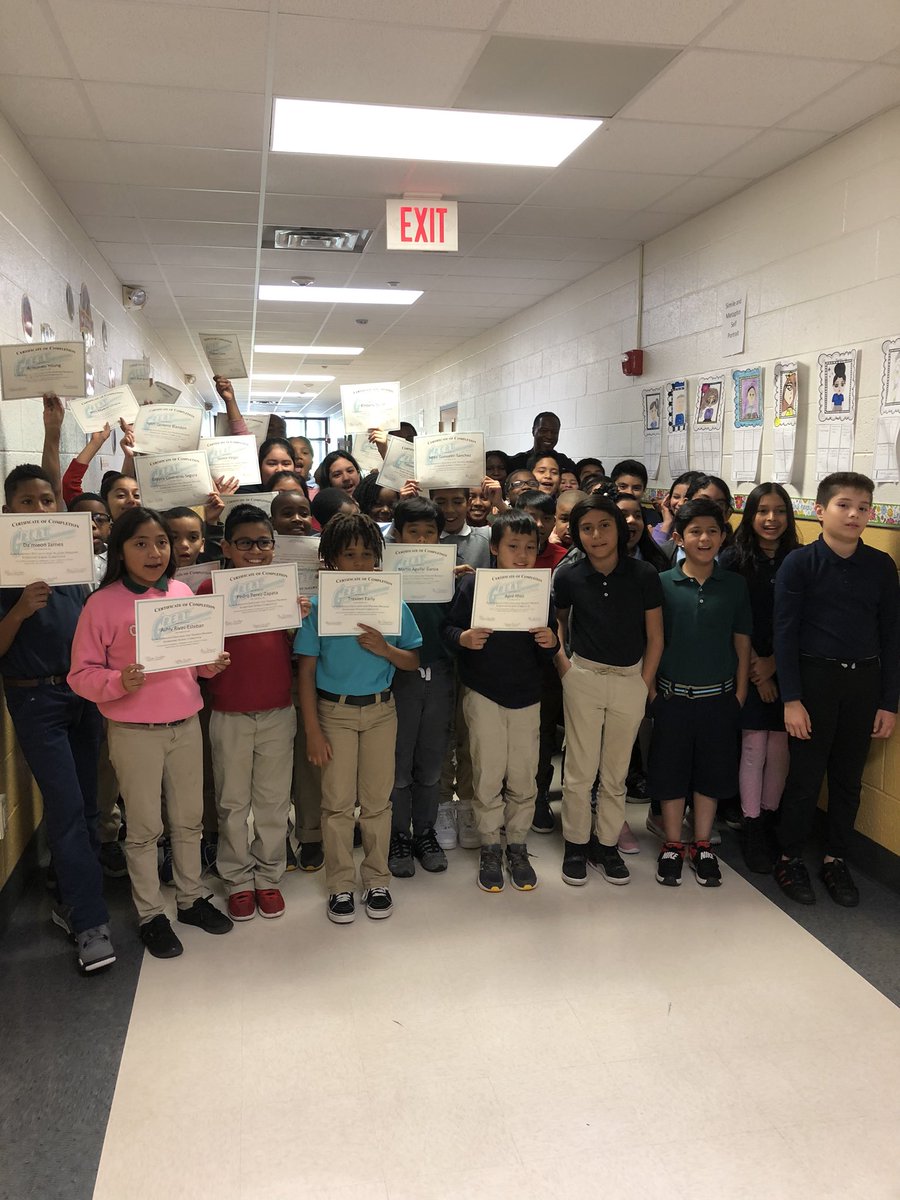 IMPDNW's tweet photo. Students at @CWilde79 graduated the @GREATProgram today! Officer Winston spent 6 weeks speaking with the children about positive police interactions, making good choices, peer pressure, & conflict resolution. These children are ready to be GREAT citizens!!
#TheGreatNorthwest https://t.co/CLYKBmBzxE