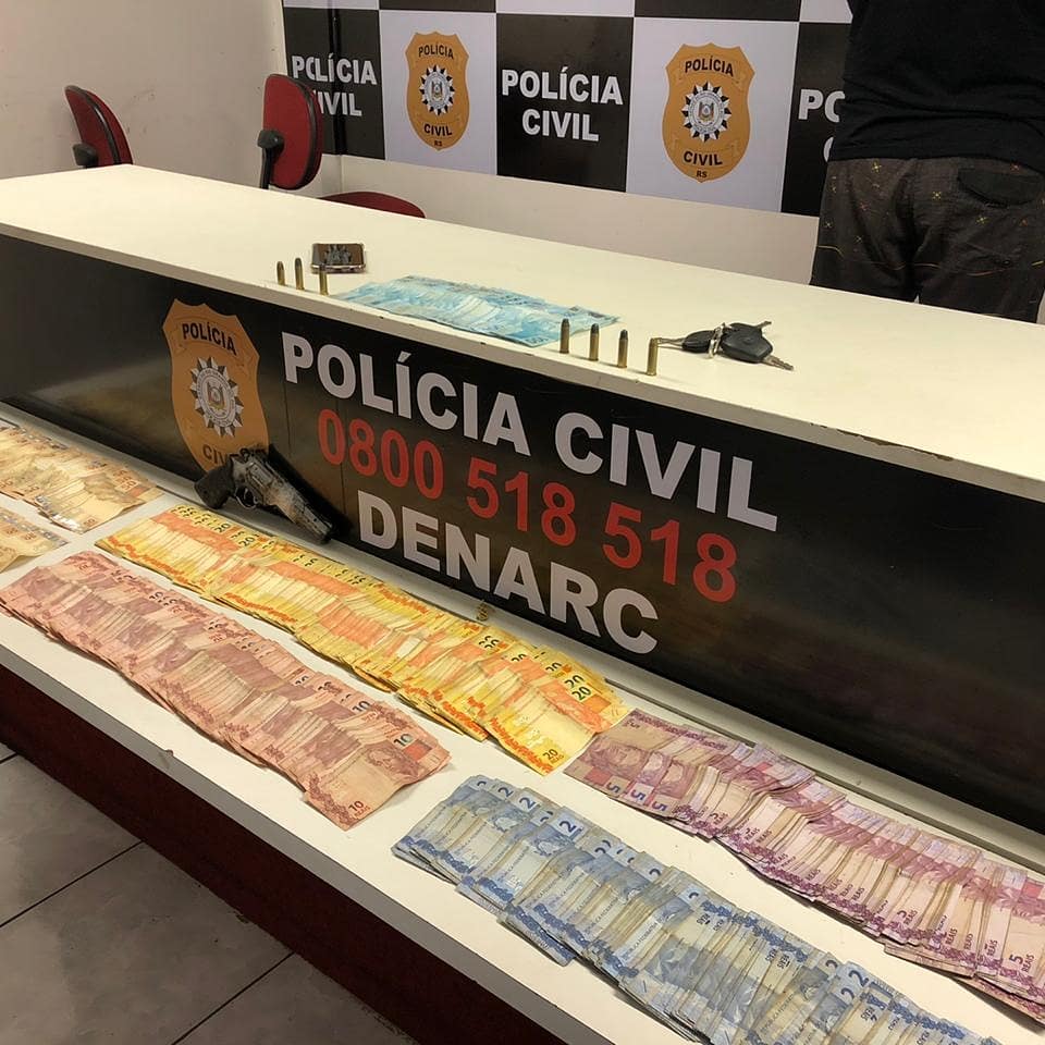 DENARC, na manhã desta quarta-feira(23/10), 
em cumprimento a mandado de busca e apreensão no Bairro Agronomia, foram apreendidos aproximadamente 18 mil reais em dinheiro, oriundos do tráfico, além de munições, um simulacro de arma de fogo e dois veículos.