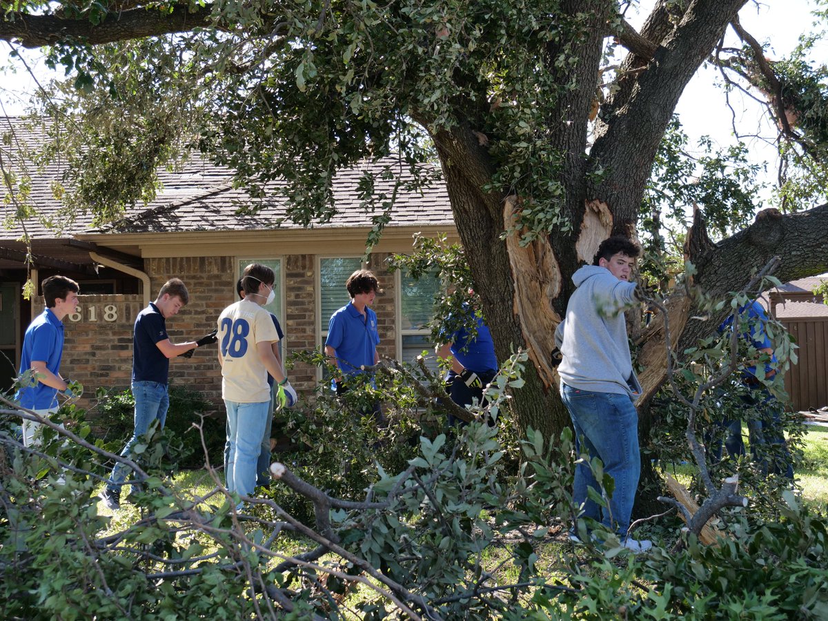jesuitdallas's tweet photo. Jesuit Dallas seniors exercising care for their neighbors in Richardson today. This group of students Cleared trees and debris while checking in on residents who have suffered profound loss. Please join us in prayer for those impacted. #FaithInAction #MenForOthers https://t.co/72jQmECwRZ