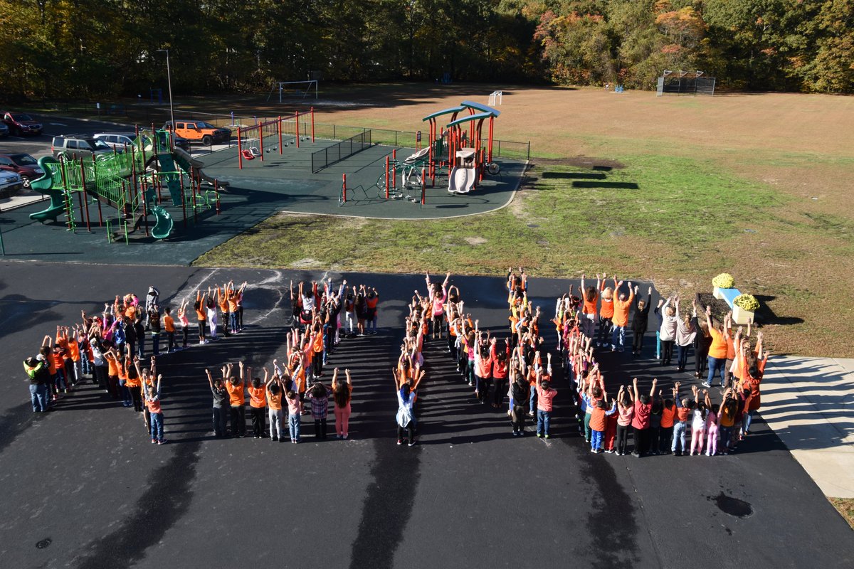 In a world where you can be anything, BE KIND!!! <a href="/CanaanSchool/">Canaan Elementary Sc</a> Where kindness truly counts!! @PatMedSchools #UnityDay2019 #GoPatMed #KindnessCounts