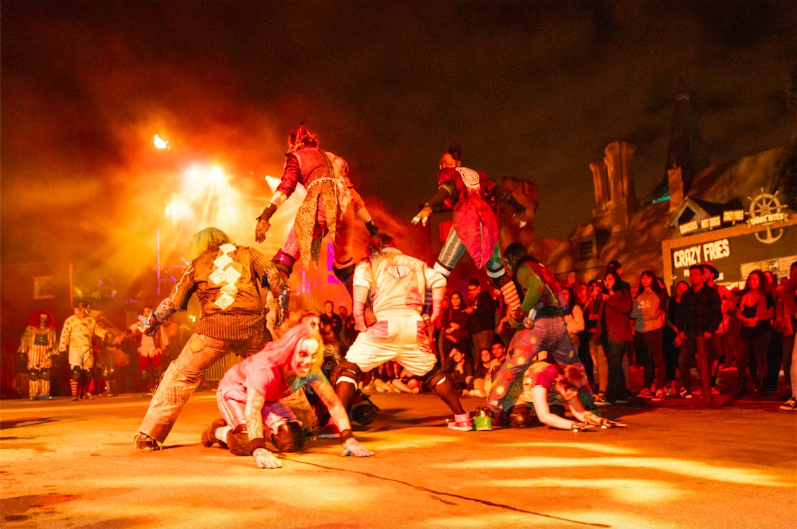 Stack your weekend with scares at Dark Harbor! 😵 
Snag your ticket today: bit.ly/darkharbor2019