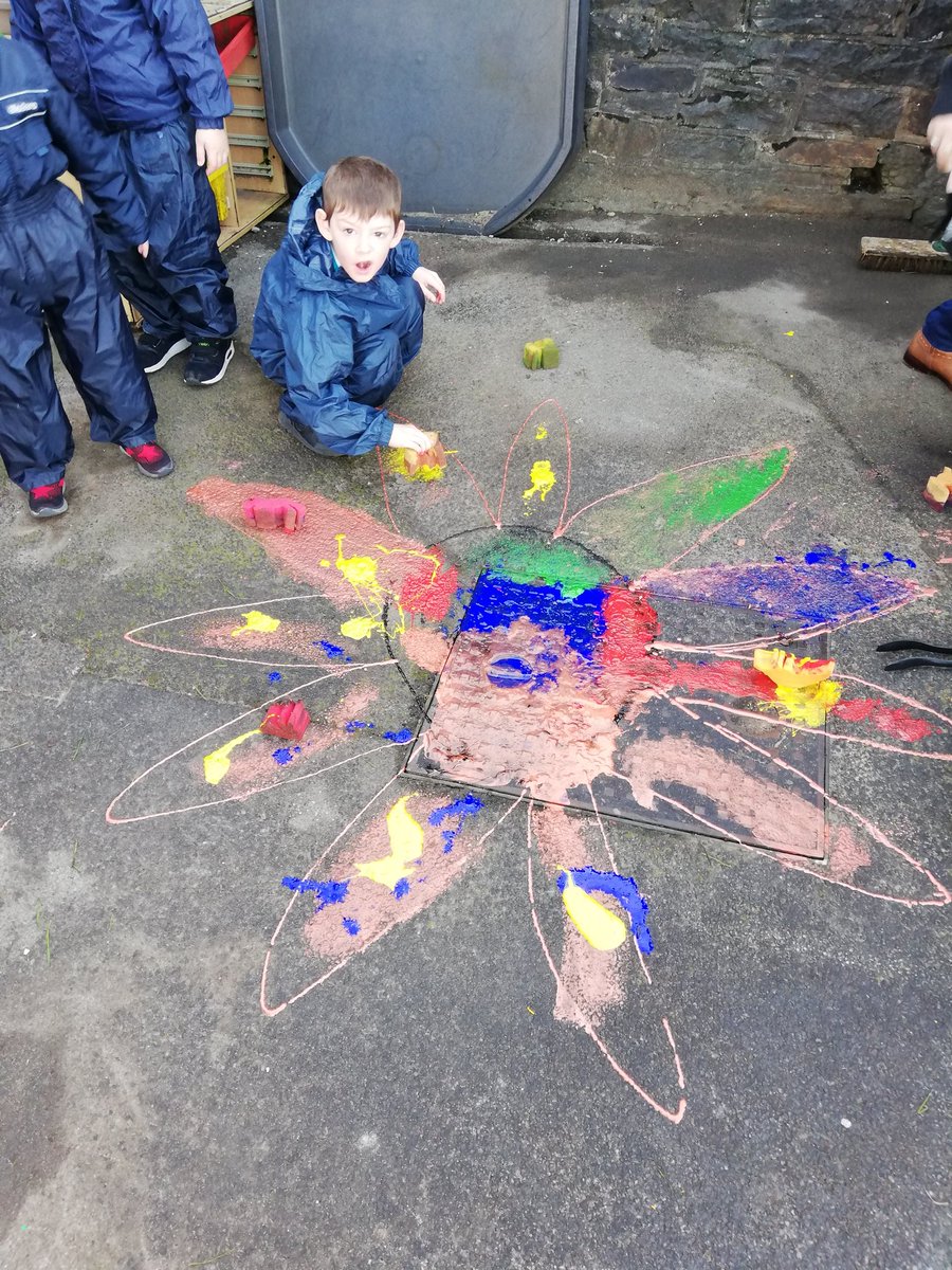 BlaendulaisPS's tweet photo. Exploring colour to make a Diwali decoration #lsc1 https://t.co/WpOWEtxfGT
