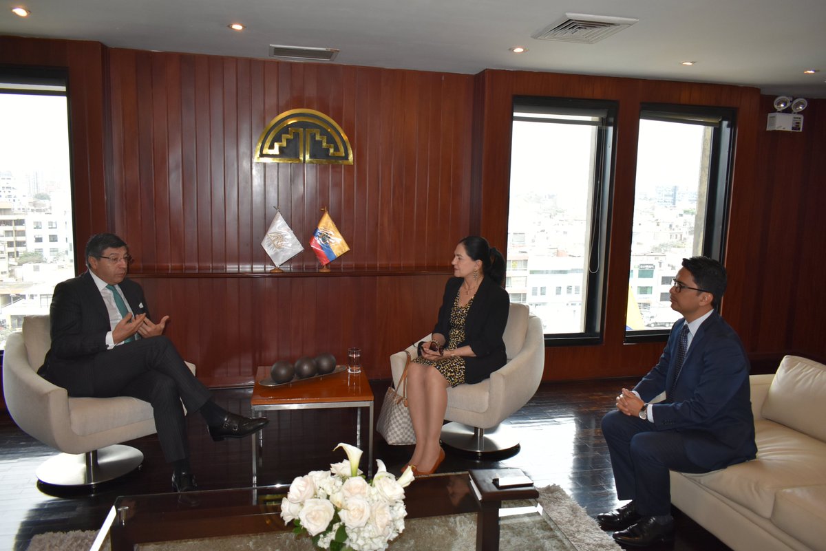 ComunidadAndina's tweet image. En el encuentro, se abordaron diversos temas, entre ellos la relación comercial Ecuador- CAN, el  Encuentro Empresarial Andino que se realizará en mayo de 2020 en Guayaquil y se acordó próxima reunión con embajadores de países de la CAN en Lima en el mes de noviembre.