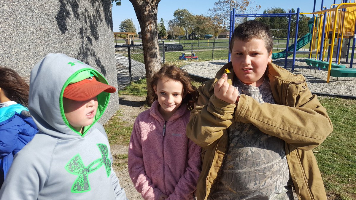 Clever_Kidlets's tweet photo. More pictures from our Take Me Outside day scavenger hunt!  So much fun!  @MerlinAreaPS @EcoSchoolsCAN https://t.co/is5GDihple