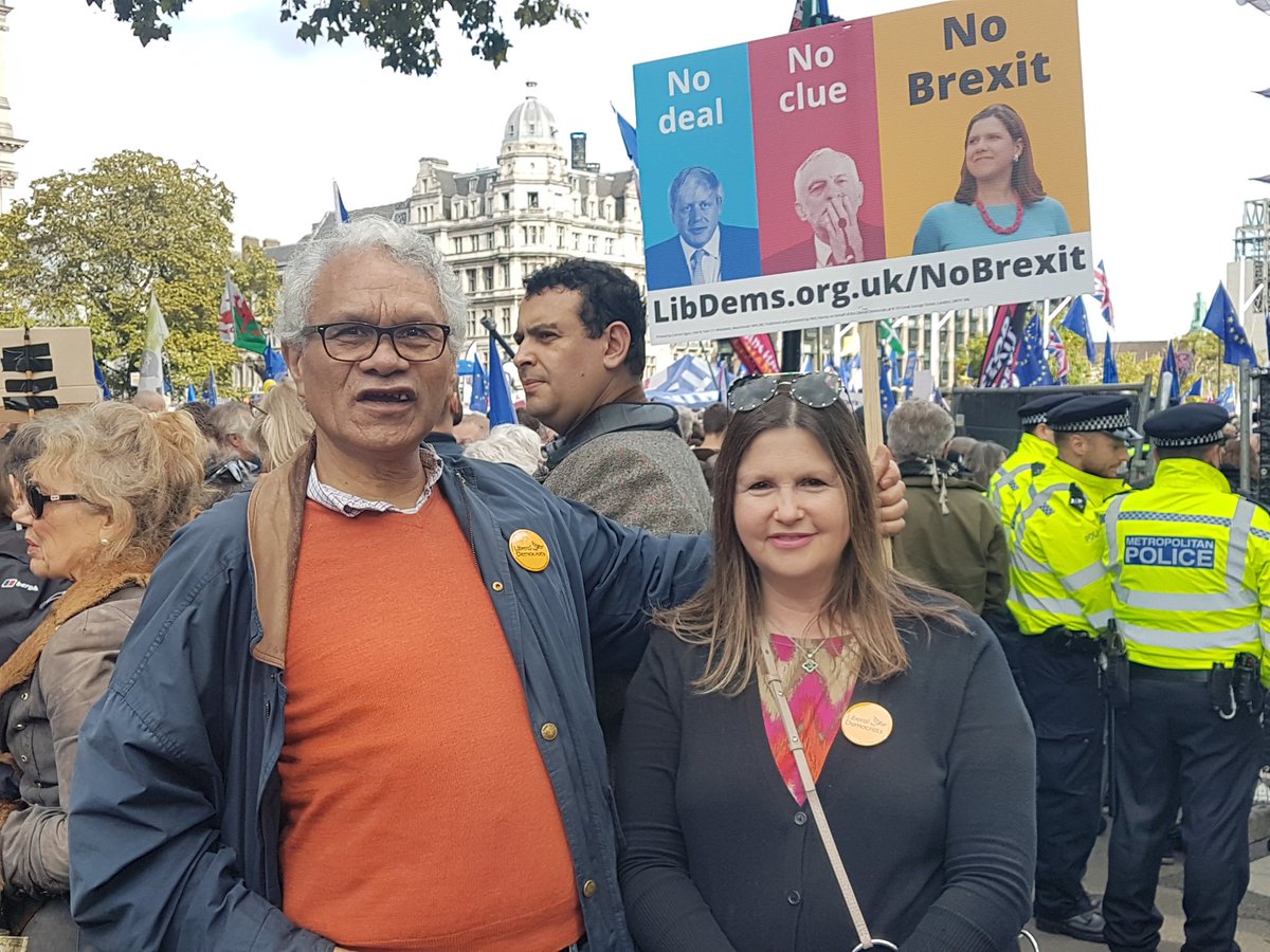 Great to meet @NicolaHorlick, new @LibDems candidate for #Chelsea and #Fulham, at the #PeoplesVoteMarch on Saturday.
#StopBrexit #BollockstoBrexit #Putittothepeople