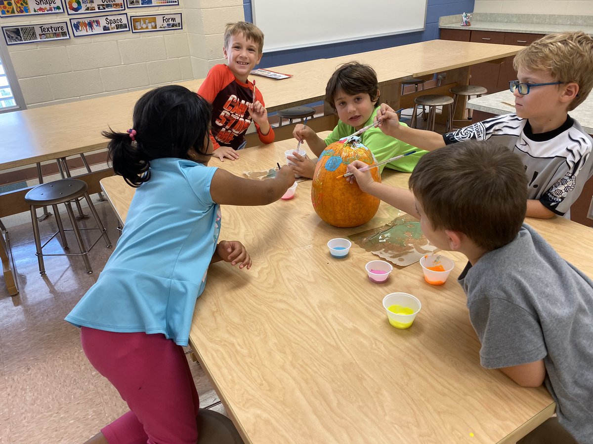 VME_SACC's tweet photo. Painting pumpkins with Kindergarten! #fallfun @VMEPatriots @collierschools https://t.co/pb8e7e52ex