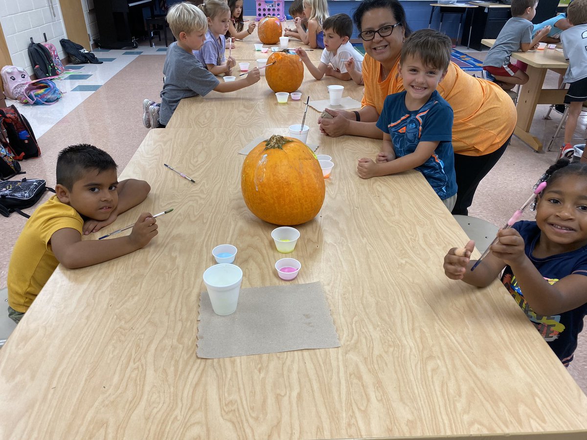 VME_SACC's tweet photo. Painting pumpkins with Kindergarten! #fallfun @VMEPatriots @collierschools https://t.co/pb8e7e52ex