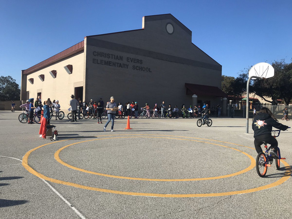 LeticiaLizcano's tweet image. Bike rodeo @NISDEvers #rollingwithstyle