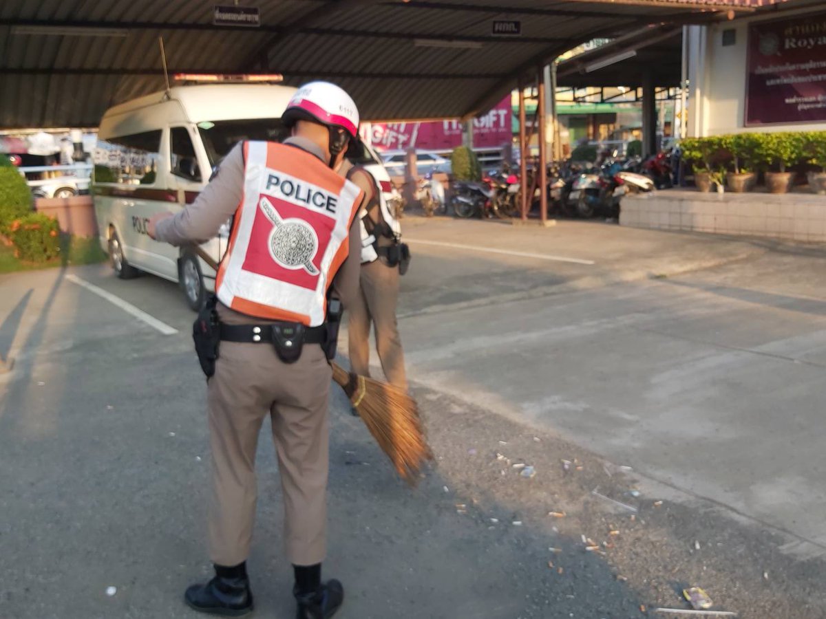 Ammnakarach's tweet photo. นี่คือสิ่งที่ประชาชน 500 กว่าคนทิ้งไว้ที่โรงพักเมื่อคืนนี้ และพี่ๆ ตำรวจต้องเป็นคนเก็บทุกอย่าง จริงๆแล้วมีขวดเหล้า เบียร์ด้วยนะ #รวยจนขาดสติ #หนุ่มแว่นหัวร้อน #หนุ่มแว่นซีวิค https://t.co/0q1ybA4X8I