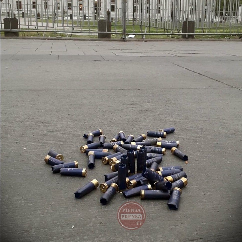 PiensaPrensa's tweet image. #Chile: aumentan las denuncias por represión y torturas.
Los videos se propagan por las redes sociales y generan una ola de indignación casi tan grande como la de la desigualdad que hizo encender las llamas de las protestas.