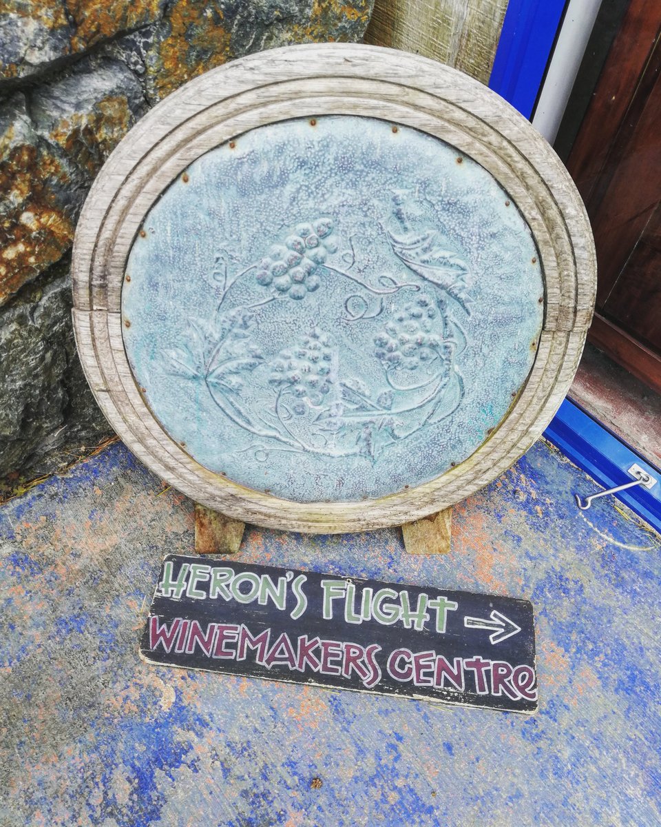 heronsflightnz's tweet photo. COME ON IN! As the 1st #cellardoor on the #matakanawinetrail we have a bit of history! Pop in for tastings daily until 5pm &amp; get to know our wines &amp; what it means to be #matakanamade ❤️🍷👌😊
#itsnearlytheweekend #holidayweekend #nzwine #winenz #nzwinery https://t.co/QwFyj7Dvw5