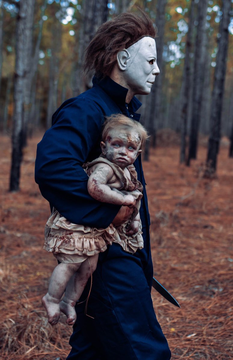 Michael Myers with zombie baby, father and daughter #Halloween photoshoot facebook.com/10000040568042…