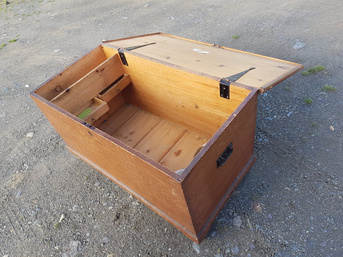 angleseyantique's tweet photo. S victorian pine bedding box, with original graining scumble, two interior drawers,
On bun feet, royally original condition.....at Anglesey antiques
31castle st Beaumaris
#pinefurniture #victorian #storage #horses #tackbox #scumble #barnfresh https://t.co/Kj2SrqEdkR