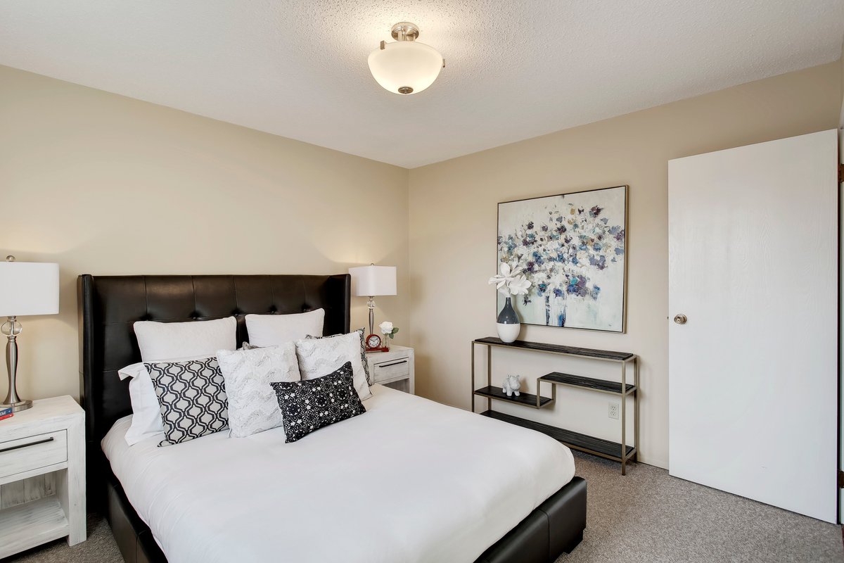 Discover how to get 2 weeks Home staging for FREE from #dezingroup! Simply because we want to help you get your home sold and rest easy. Click on the link here to book a consultation now: dezingroup.com/booking #yycre #yyc #yeg #yegrealestate
