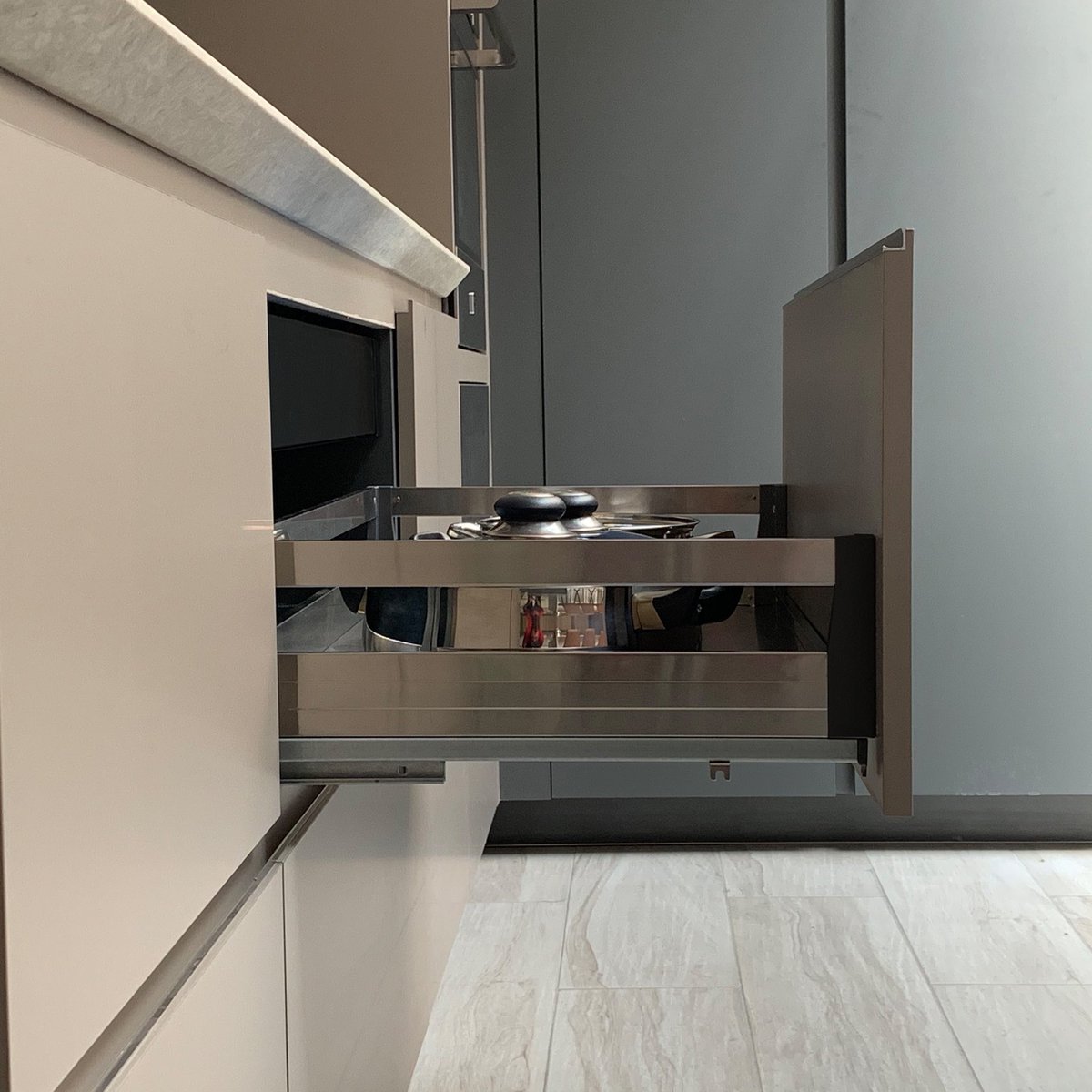Escolanococinas's tweet photo. Cesta o Cajón de lujo multiusos en acabado Acero Inoxidable para la organización de despensa, baterías, ollas y sartenes. Ideal para frente fijo.

#kitchen #lifestyle #luxurylifestyle #kitchengoals #tandem #tandembox #tendencias #trendy #escolanococinas https://t.co/RFaia2WRzc