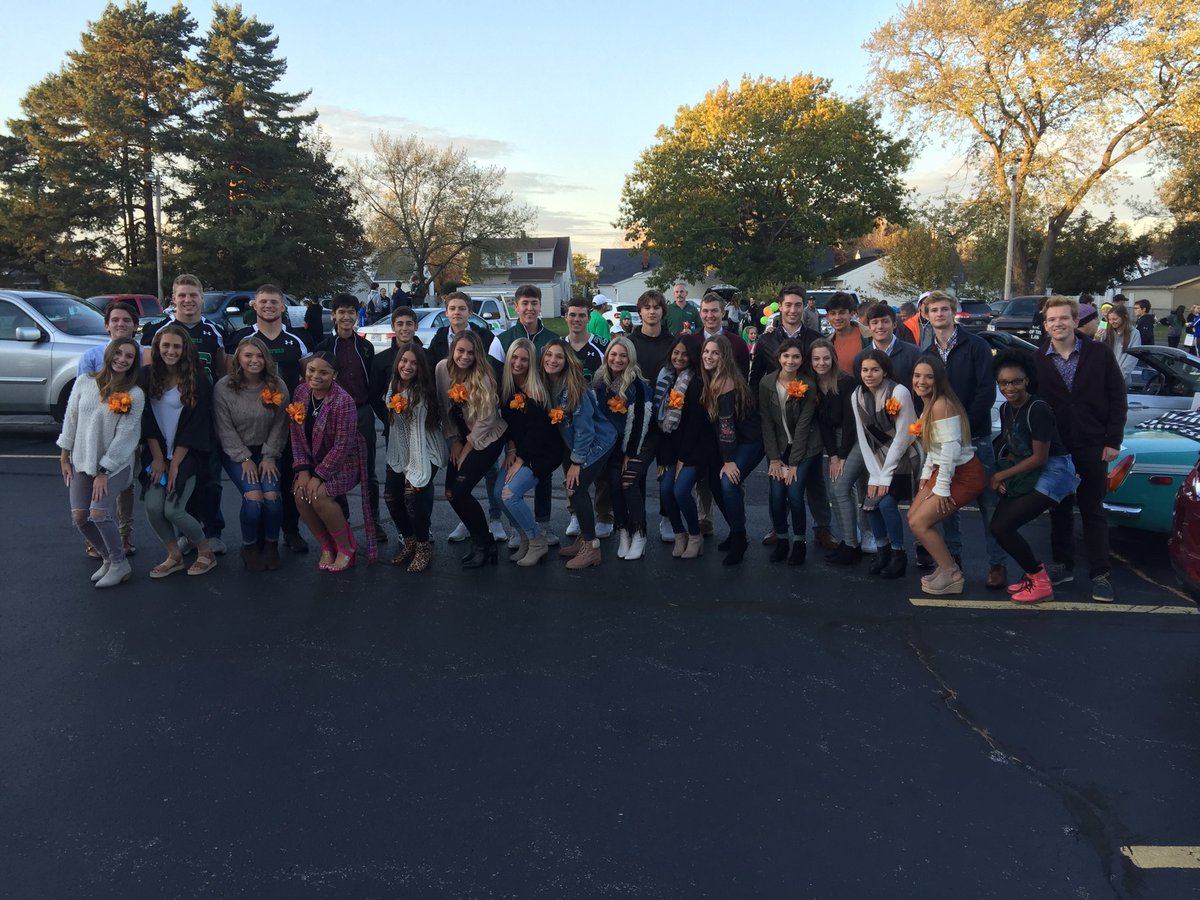 mcasp11's tweet photo. ⁦@MayfieldSports⁩ Homecoming 2019 Sweet 16.  Congrats seniors. ⁦@AlyssaCaspio⁩ https://t.co/YU4XSutCLY