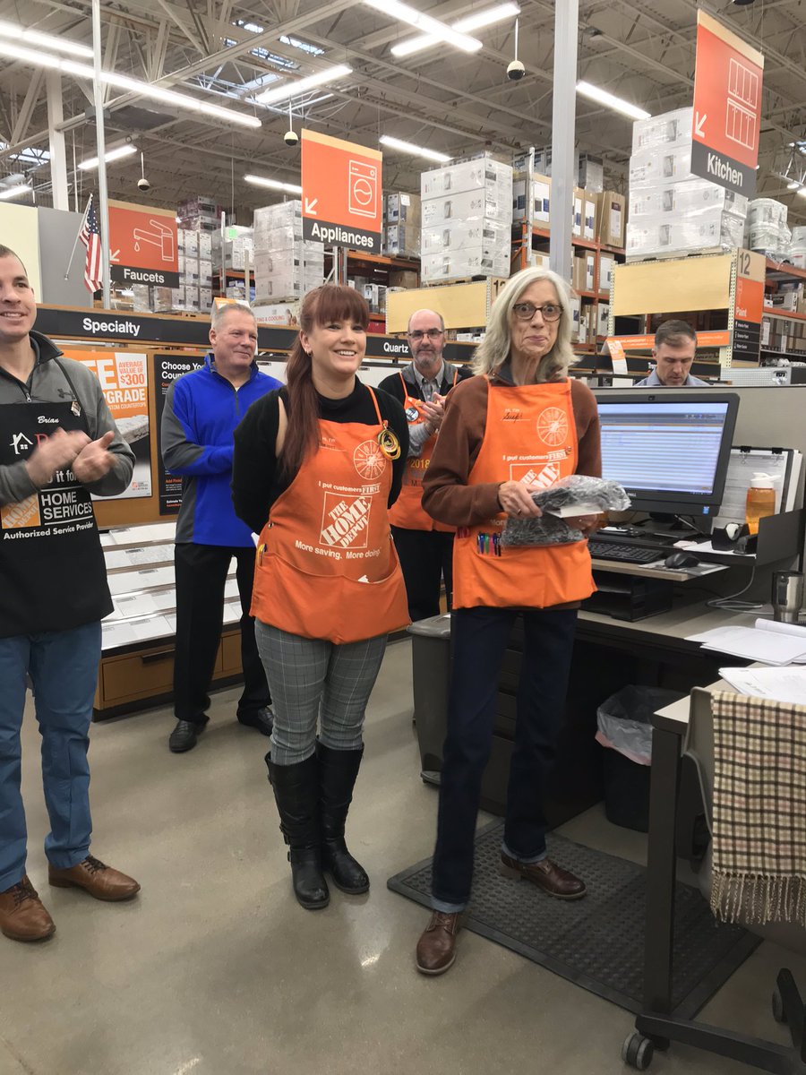HortaLora's tweet image. DSM Christi recognizing Laurie and Janet @1507 today for driving pipeline 👏 Thank you for creating #ShareHolderValue! #PMDWinsWithServices #FocusFive @StevePowers1507 @theonlyDcian @SteveCronin12 @214Dsm @deanosettle