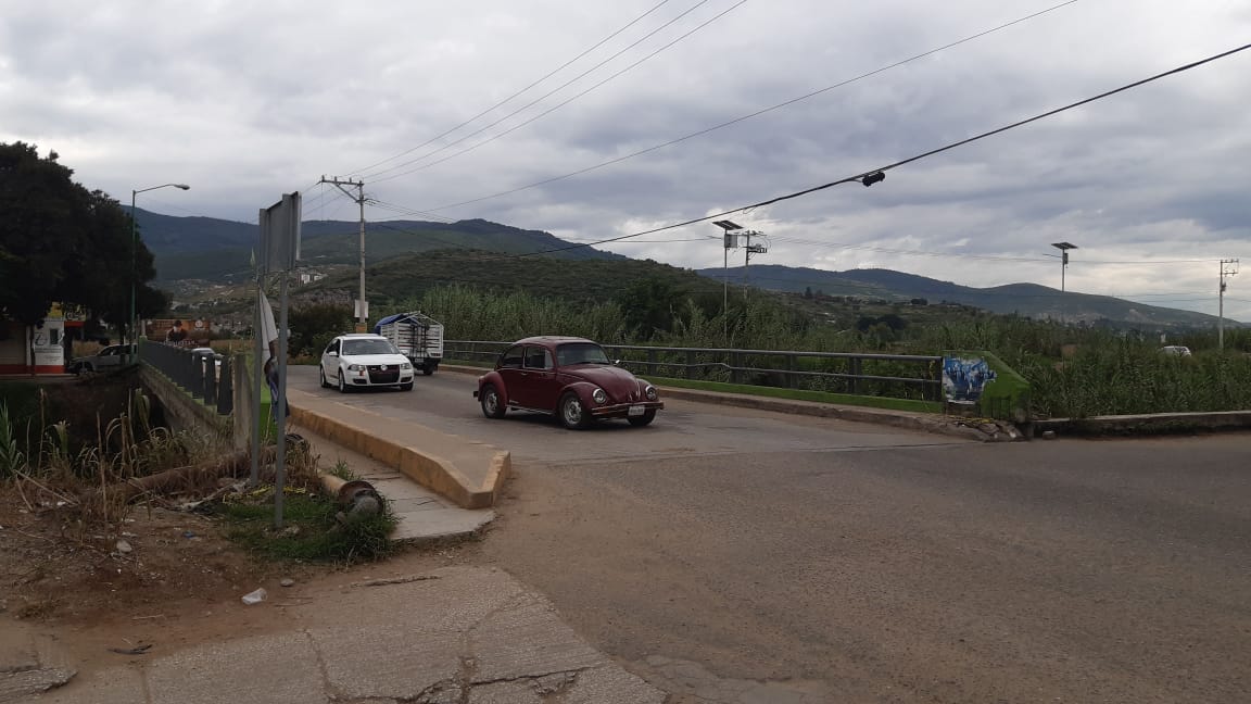 CuartaPlana's tweet photo. YA LIBRE EL PASO A EL ROSARIO

Libre el paso sobre la carretera a el fraccionamiento El Rosario. Habitantes de El Portillo, levantan bloqueo que mantenían en el crucero del Río Salado. #Emterate #Noticias #Oaxaca https://t.co/EVBLstPPmt