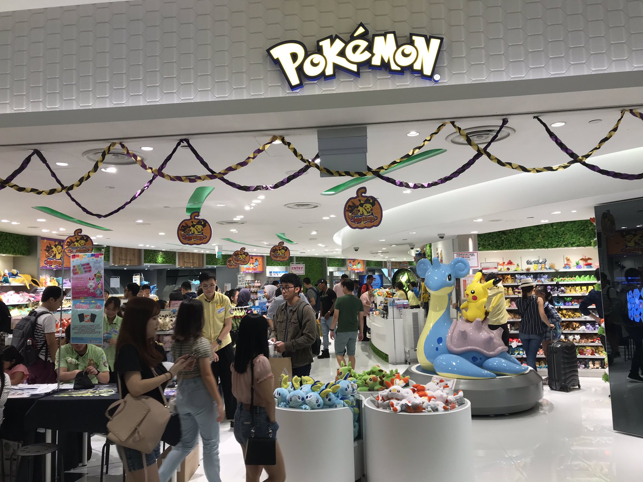 Bapak Kucing Jepang X シンガポールのポケモンセンター ここ限定のグッズもあるのでお土産には持ってこい ちなみに 日本以外のアジアでポケモンセンターはシンガポールにしかないらしい Changi Jewel チャンギ ジュエル Singapore