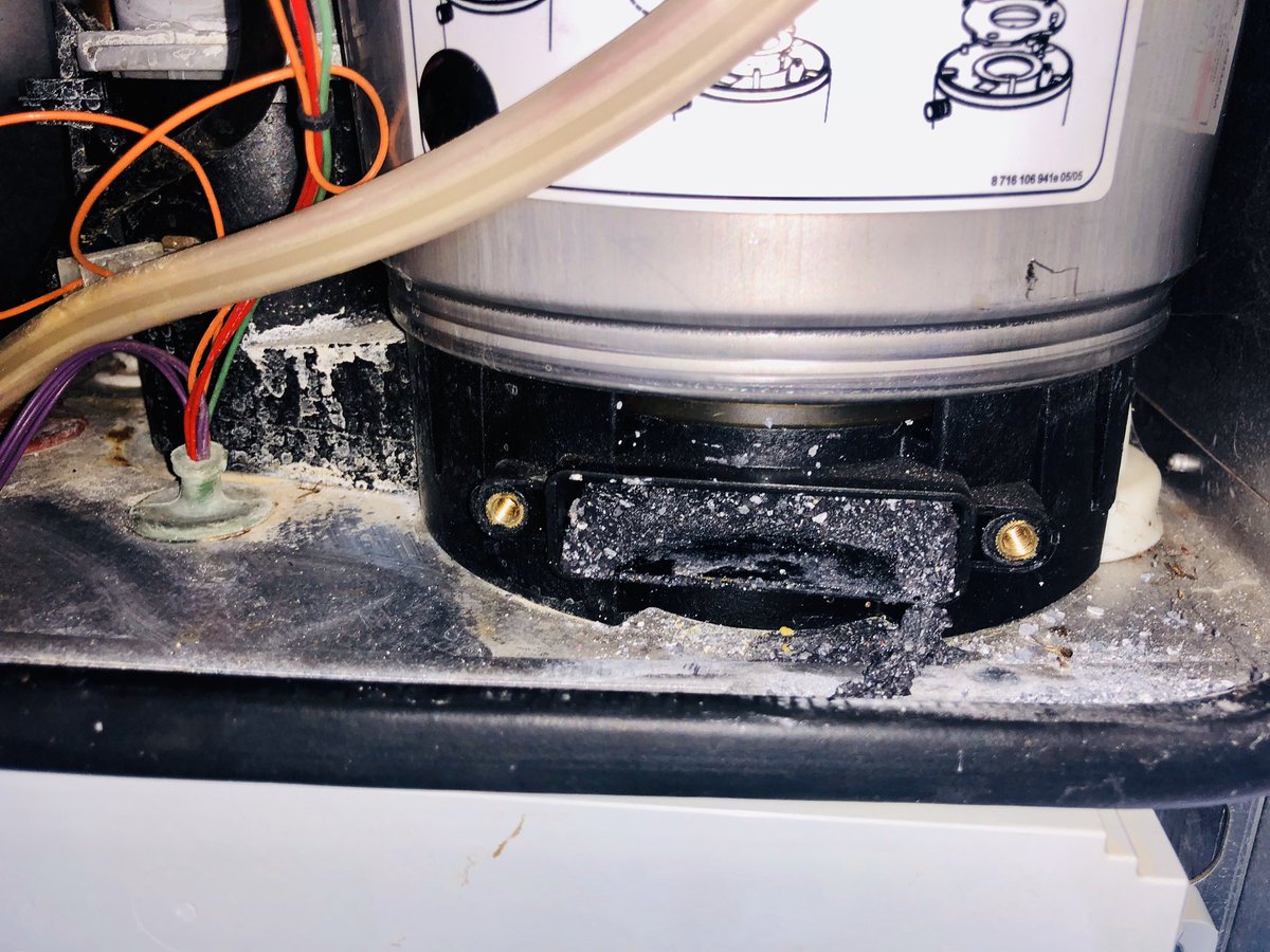 GPSHEATING_LTD's tweet photo. Worcester Ri had apparently been serviced every year. Maximum of 15 minutes each service 🤦🏻♂️
Full service carried out should put a bit more life into this boiler 👌
#worcesterbosch #fullservice #ionlydotechnicalshit #gpsplumbingandheating https://t.co/uppSZQxq4V