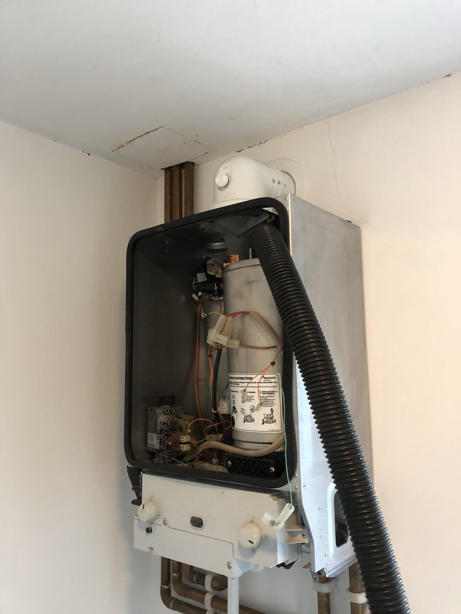 GPSHEATING_LTD's tweet photo. Worcester Ri had apparently been serviced every year. Maximum of 15 minutes each service 🤦🏻♂️
Full service carried out should put a bit more life into this boiler 👌
#worcesterbosch #fullservice #ionlydotechnicalshit #gpsplumbingandheating https://t.co/uppSZQxq4V