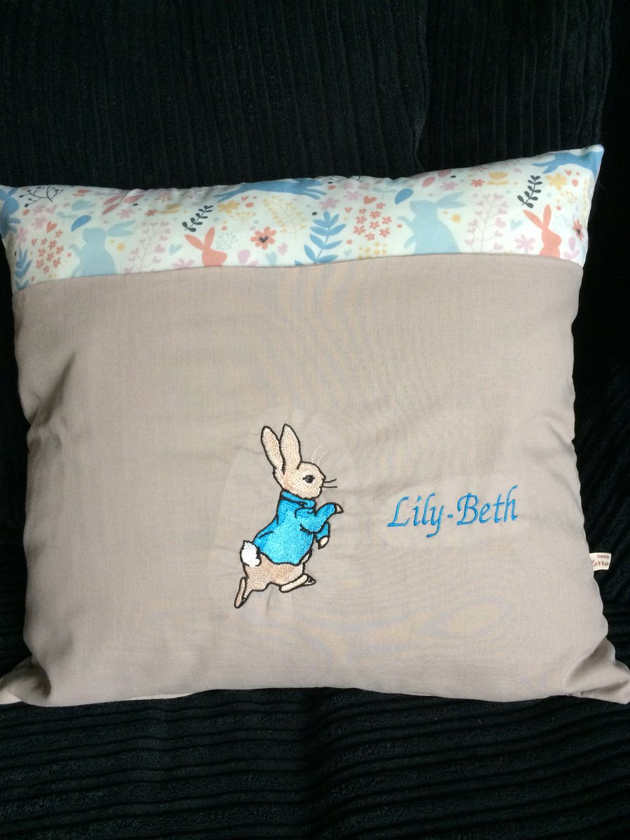 rainecash's tweet photo. @HandmadeHour I’ve been busy fulfilling a customer’s order which I enjoyed doing immensely. If only this was my full time job! #readingcushions #unicorn #mysewingshack #HandmadeHour #handmade #personalised #Christmas #smallbusiness #machineembroidery #gifts #Christmasstockings https://t.co/t6KYJaiC4B