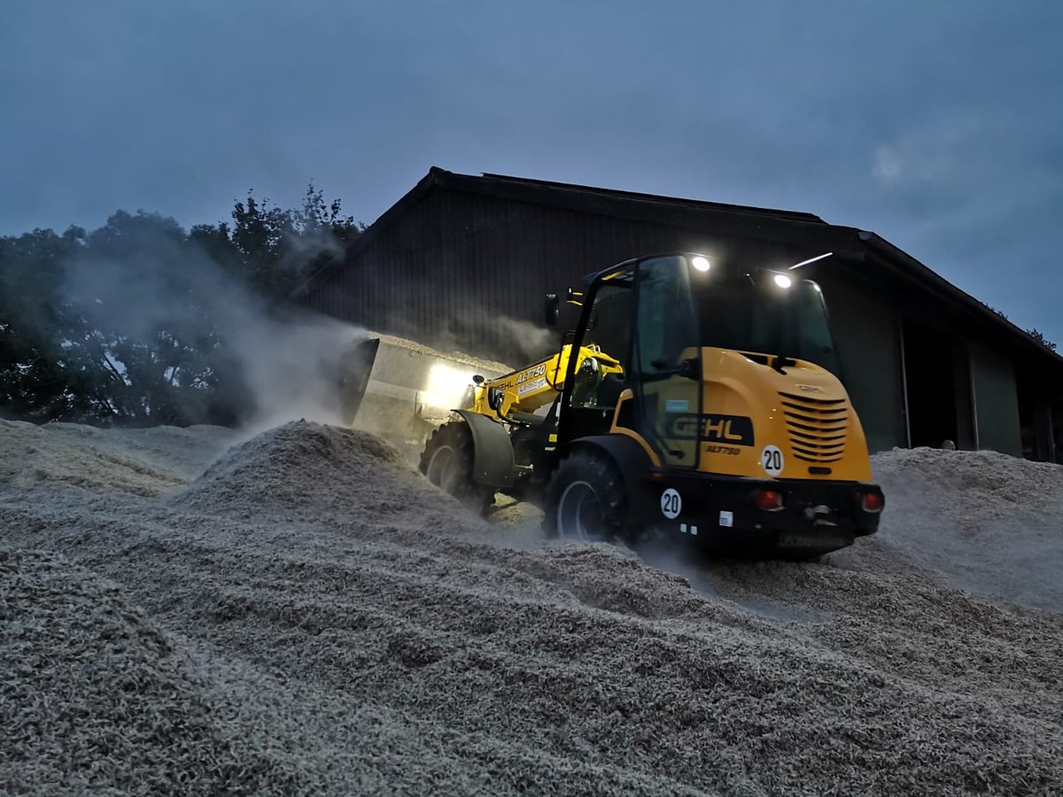 [🇩🇪] The ALT750 has endless possibilities on the farm from filling the feed mixer wagon, loading work or even yard maintenance!
What would you use it for?

Thank you to Büsch Hebe und Ladetechnik for the photo!

#gehl #agriculture #farming #articulatedloader #agtwitter #farmlife