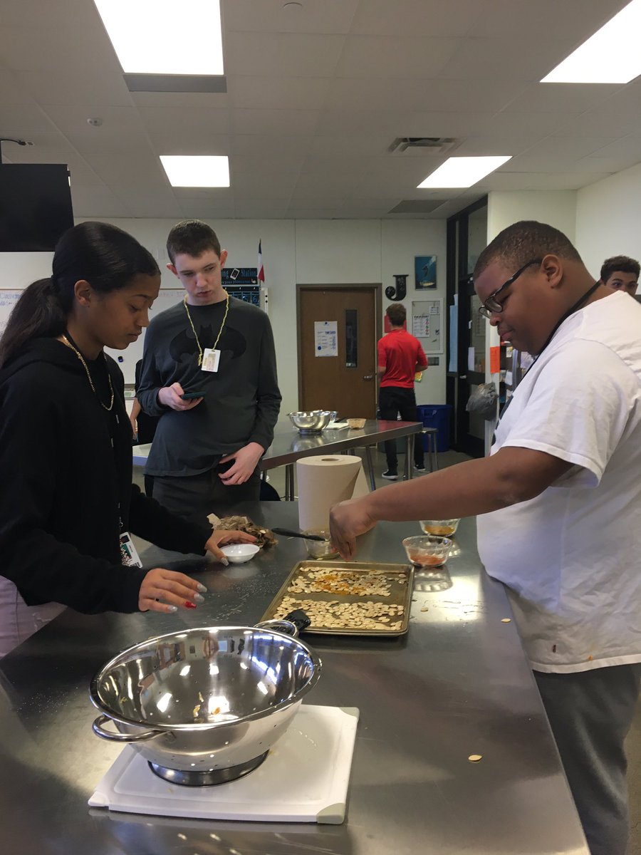 Playing with #pumpkins <a href="/braswellhs/">Braswell High School</a>  
#pumpkinpie #BengalUp