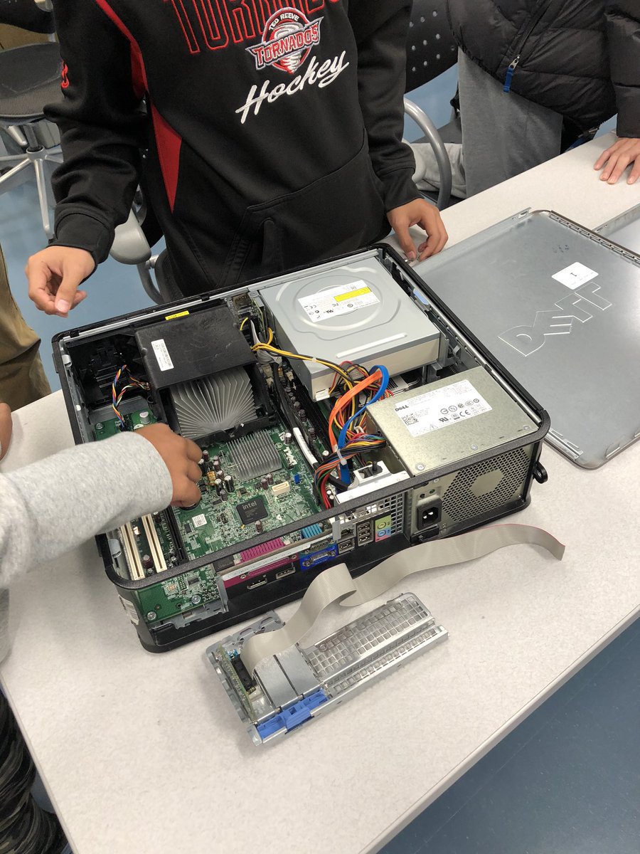 gregzky17's tweet image. Class 124 of 150 this year. Dismantling computers to learn what goes inside them and how they work.  #libraryfun #libraryclasses #roadto150programs #computers #hardware #teenprograms @torontolibrary