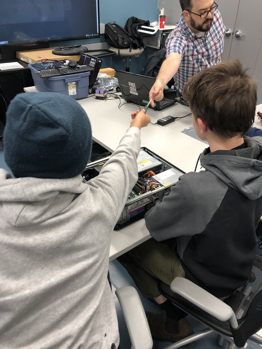 gregzky17's tweet image. Class 124 of 150 this year. Dismantling computers to learn what goes inside them and how they work.  #libraryfun #libraryclasses #roadto150programs #computers #hardware #teenprograms @torontolibrary