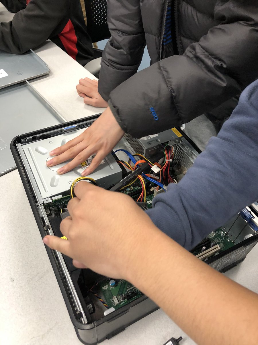 gregzky17's tweet image. Class 124 of 150 this year. Dismantling computers to learn what goes inside them and how they work.  #libraryfun #libraryclasses #roadto150programs #computers #hardware #teenprograms @torontolibrary