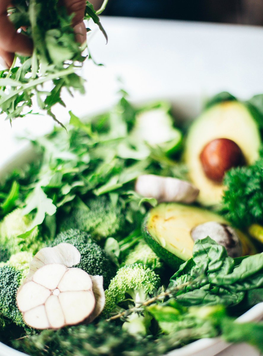 There’s no denying that #leafygreens like #kale, #spinach, #parsley and #cilantro are packed with nutrients! 🌿🌱💚
.
Make sure to eat extra kale because the beta-carotene delivers a youthful glow for your skin and neutralizes free radicals! #tipsntrends #healthtips #healthy