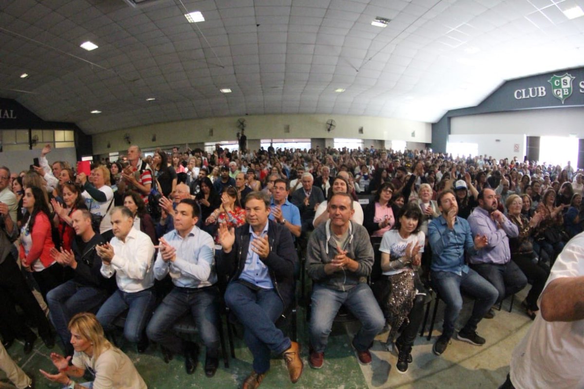 Andreswatsonok's tweet photo. Acompañamos a @Kicillofok en Brandsen. #AxelGobernador está llegando a la provincia para ponerla de pie junto a la compañera @magariovero. #LaCampañaDeTodos https://t.co/0IRIYq06Mh