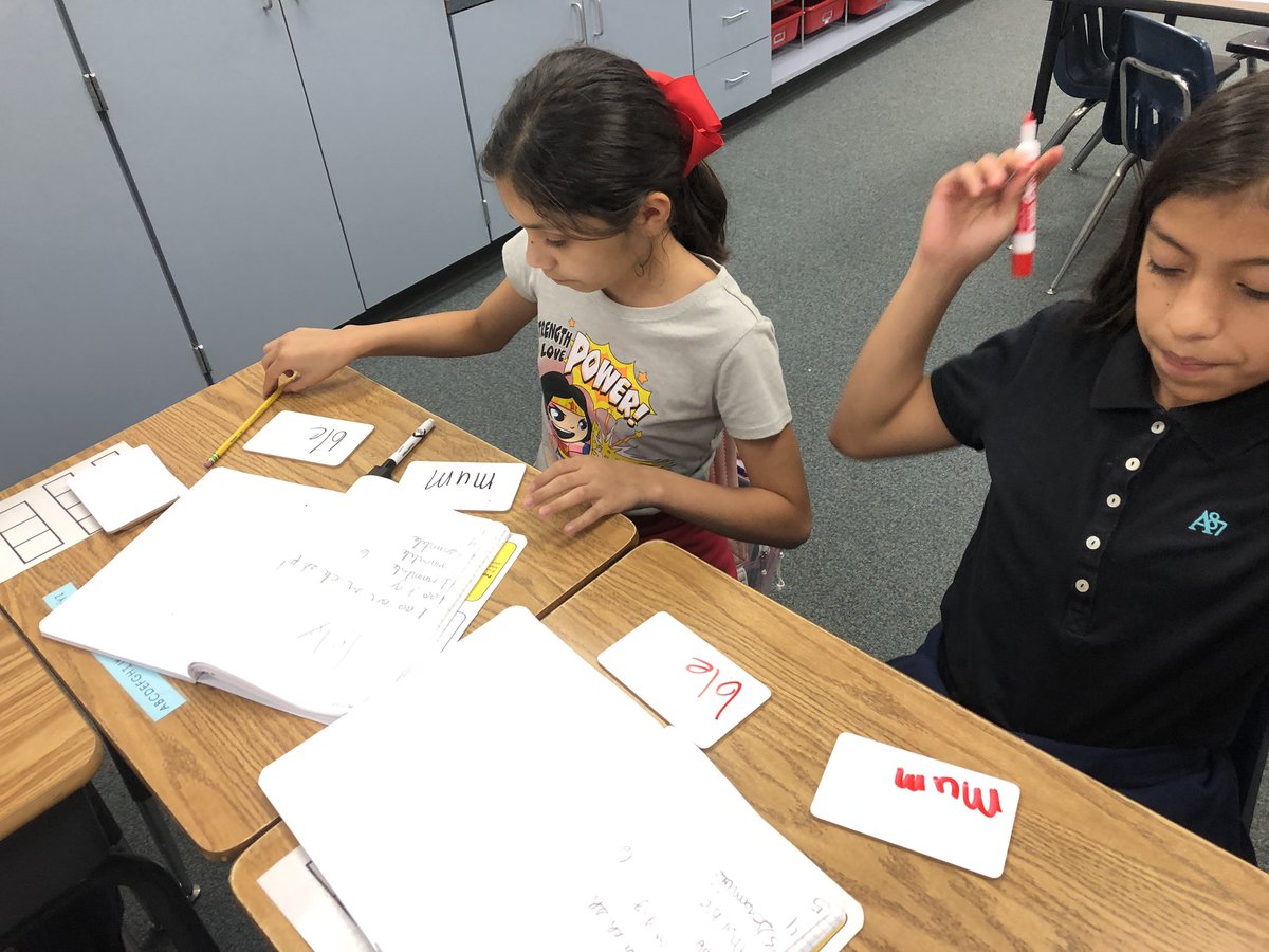 daisyflo88's tweet photo. My students enjoyed using the syllable boards. They thought it made spelling so much easier that one student asked “is this cheating” 😂 @stephens_aldine  @AldineDyslexia https://t.co/p8D1lrwF6k