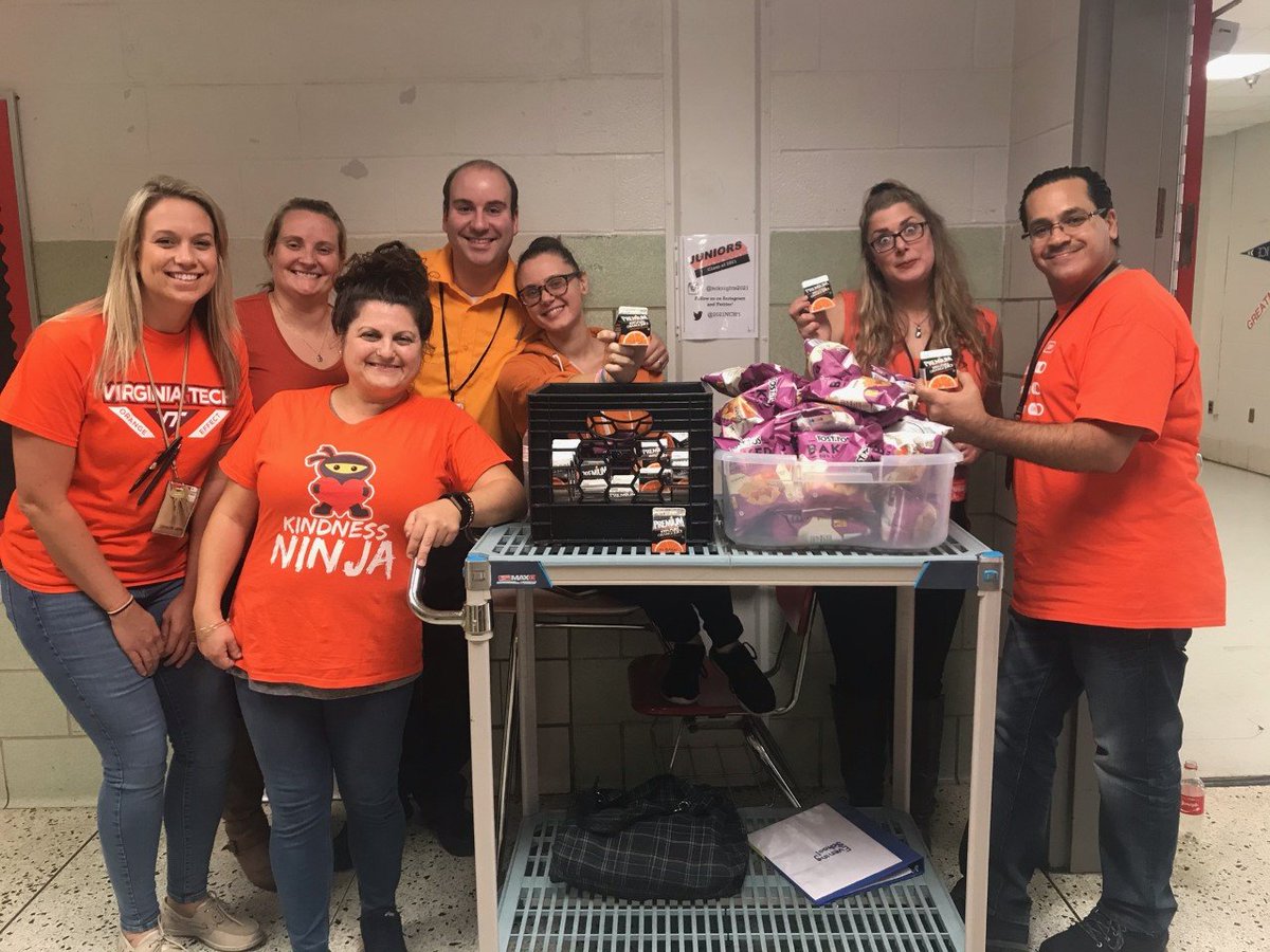 EveningHSaacps's tweet photo. Spreading love and equity at #NCEHS #AACPSAwesome #UnityDay2019 https://t.co/JJoOCq4U66