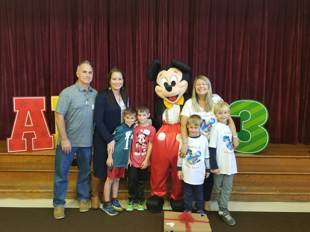 KCSDMaryDLang's tweet photo. The Pudelka family is going to Disney World! #magicandmiracles https://t.co/vYKV9HDlFV