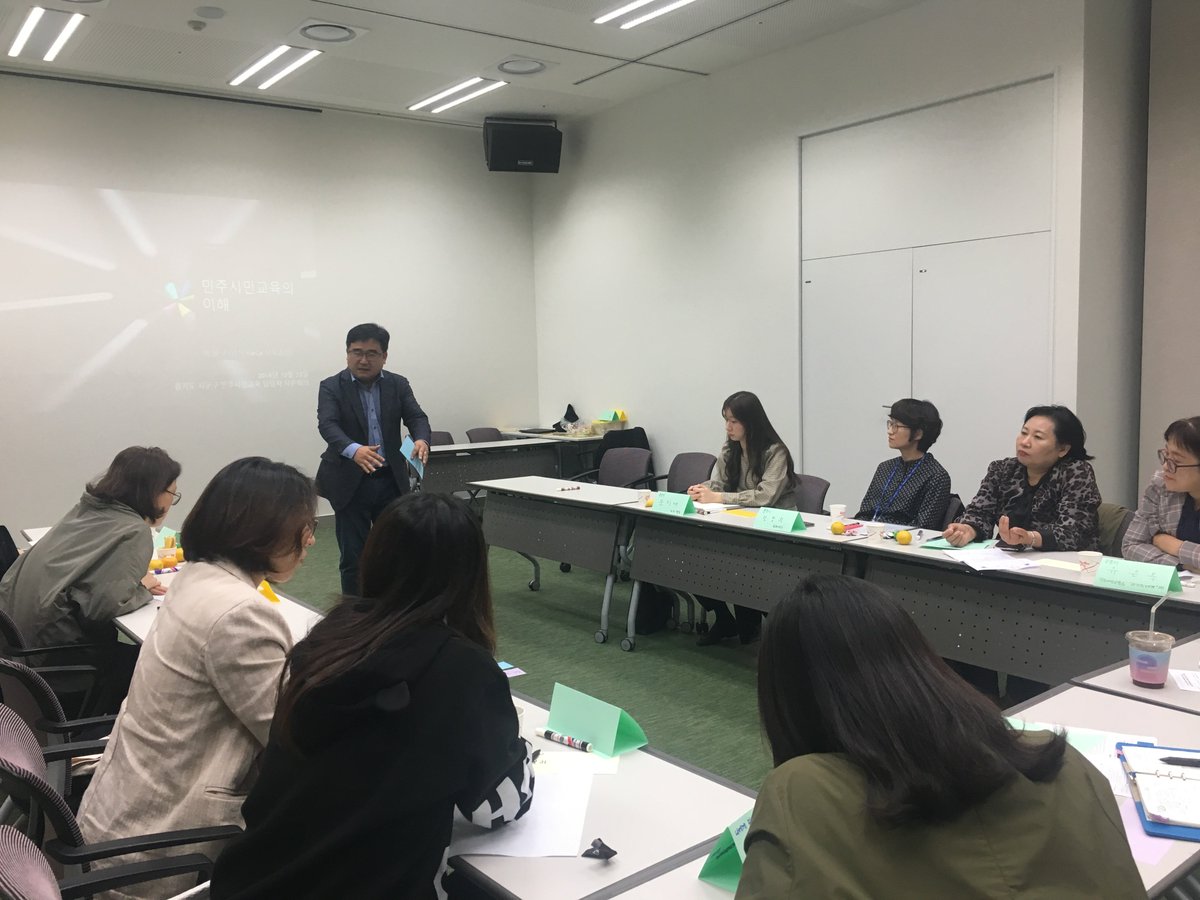 2019happy_edu's tweet image. [#경기도 #민주시민교육 커리큘럼 개발 관련 시군 관계자 FGI 실시]
경기도 민주시민교육 커리큘럼 개발을 위해 10.23(수) 시군 시민교육 관계자들이 함께 모여 의견을 나눴습니다!!
현장 실무자들이 바로 활용할 수 있는 경기도만의 커리큘럼이 나오길 기대합니다.
👏👏