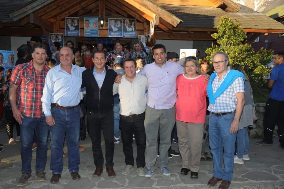 RCacault's tweet photo. Cierre de campaña de @fabiostefanivla a #Intendente 2019 de Villa La Angostura junto a @OmarGutierrezOk #VamosMPN @DiputadosMPN @willycarusook @la_mpn https://t.co/YxThP6VZ79
