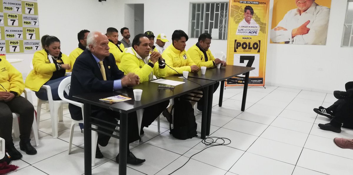 LuisHernandoP's tweet photo. Hoy en la sede del @PoloDemocratico con el HS @AlexLopezMaya, @bula_carlos, representantes de diferentes sindicatos y organizaciones sociales y comunitarias en respaldo a nuestra campaña #ConcejoPolo7.
Es un orgullo abanderar en #Bogotá las importantes luchas por los derechos. https://t.co/re6Lv3f3RQ
