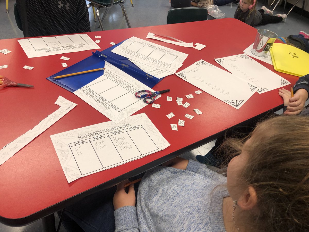 sabrinabwilks's tweet image. I spy LOTS of meaningful, standards based,FALL stations... #learningwhilehavingfun 🍁👻🎃