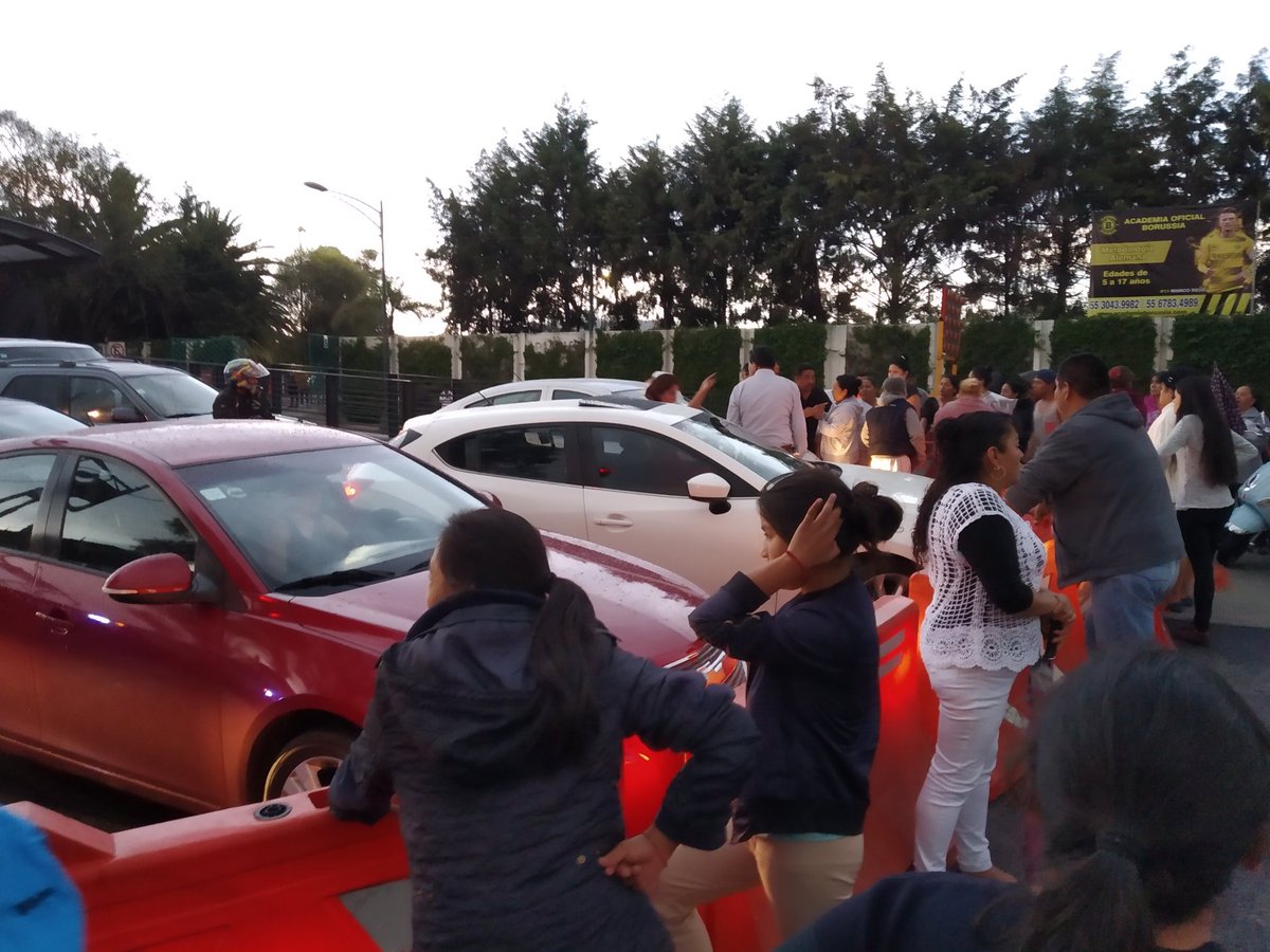 En este momento vecinos bloquean el cruce de Avenida de los Apaches y Eje 3 Oriente (Carlota Armero/Cafetales); argumentan desabasto de agua.