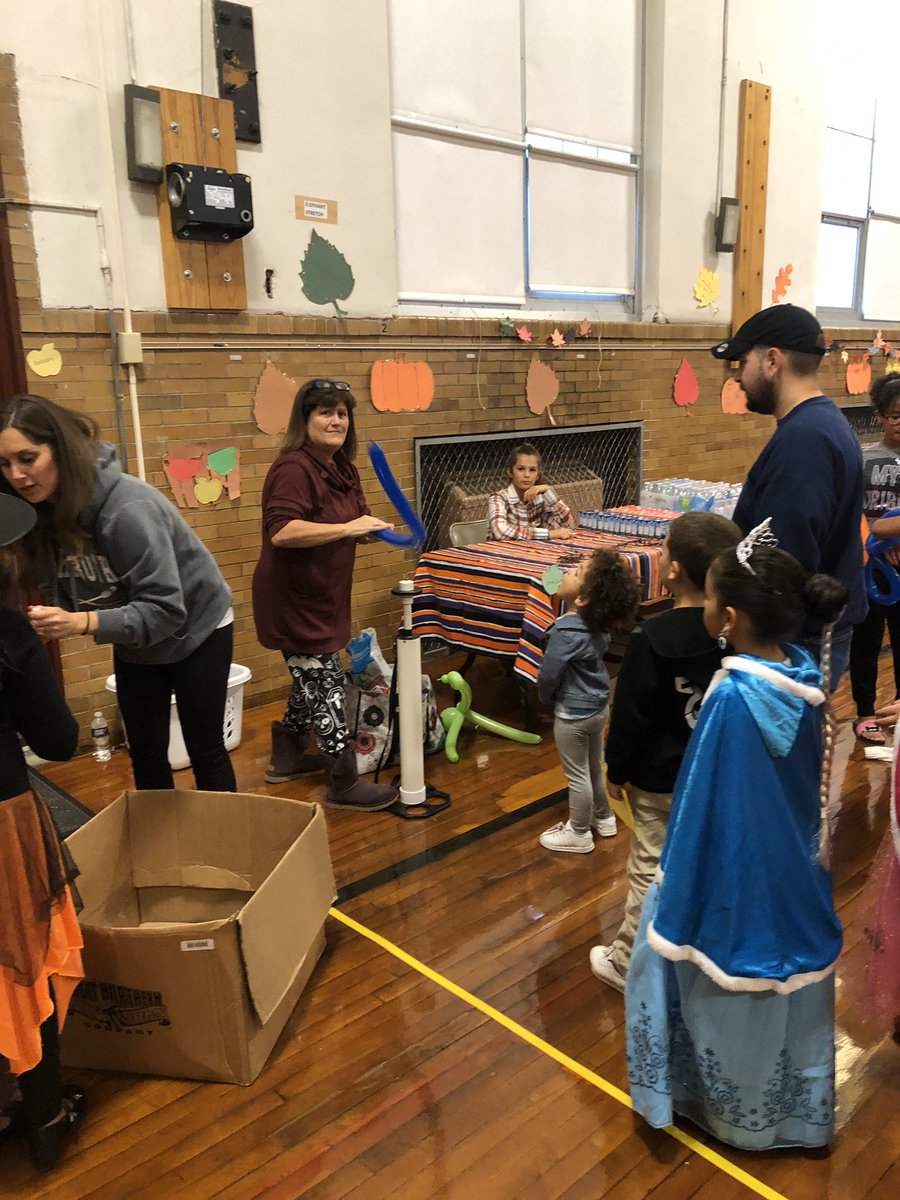 MrPhelpsRSD's tweet photo. Such a great time with our families and friends of Glenside during our Fall Festival! From face painting to pumpkin bowling, the good times were rolling! #rsdproud #RSDNewsCrew #TeamGlenside https://t.co/lwuwUJK5yu