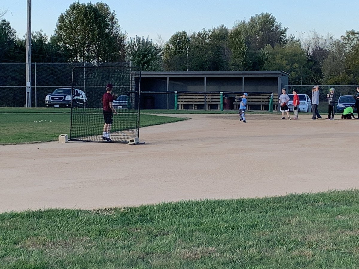 BaseballSpokane's tweet image. Couldn’t be more pleased with the numbers and work ethic of the boys tonight at the baseball camp.  Over 30 kids showed up to get better.  Great future in Spokane Baseball.  #proudtobeanowl
